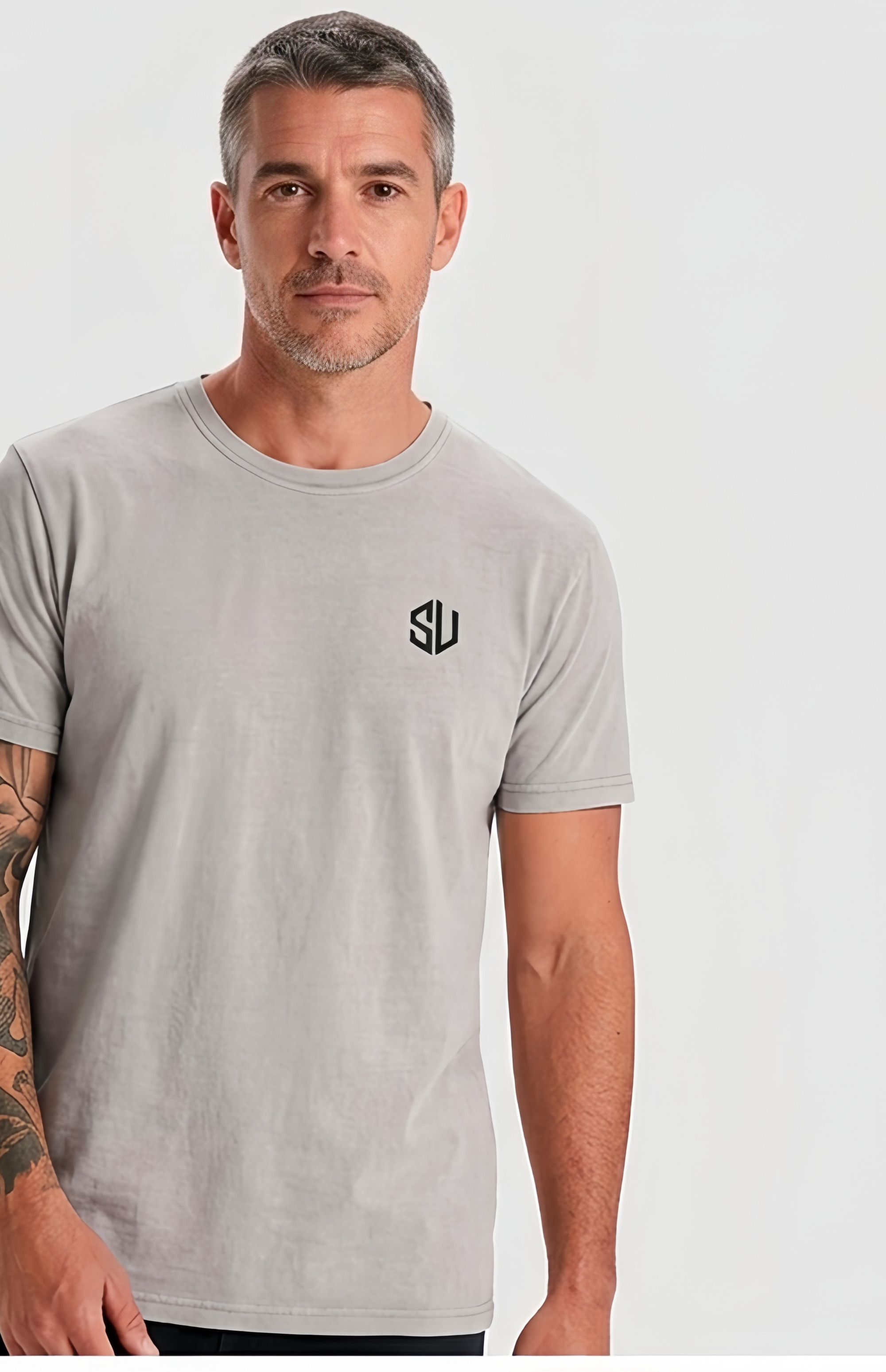 Básica Shoulder efecto lavado con monograma al pecho
