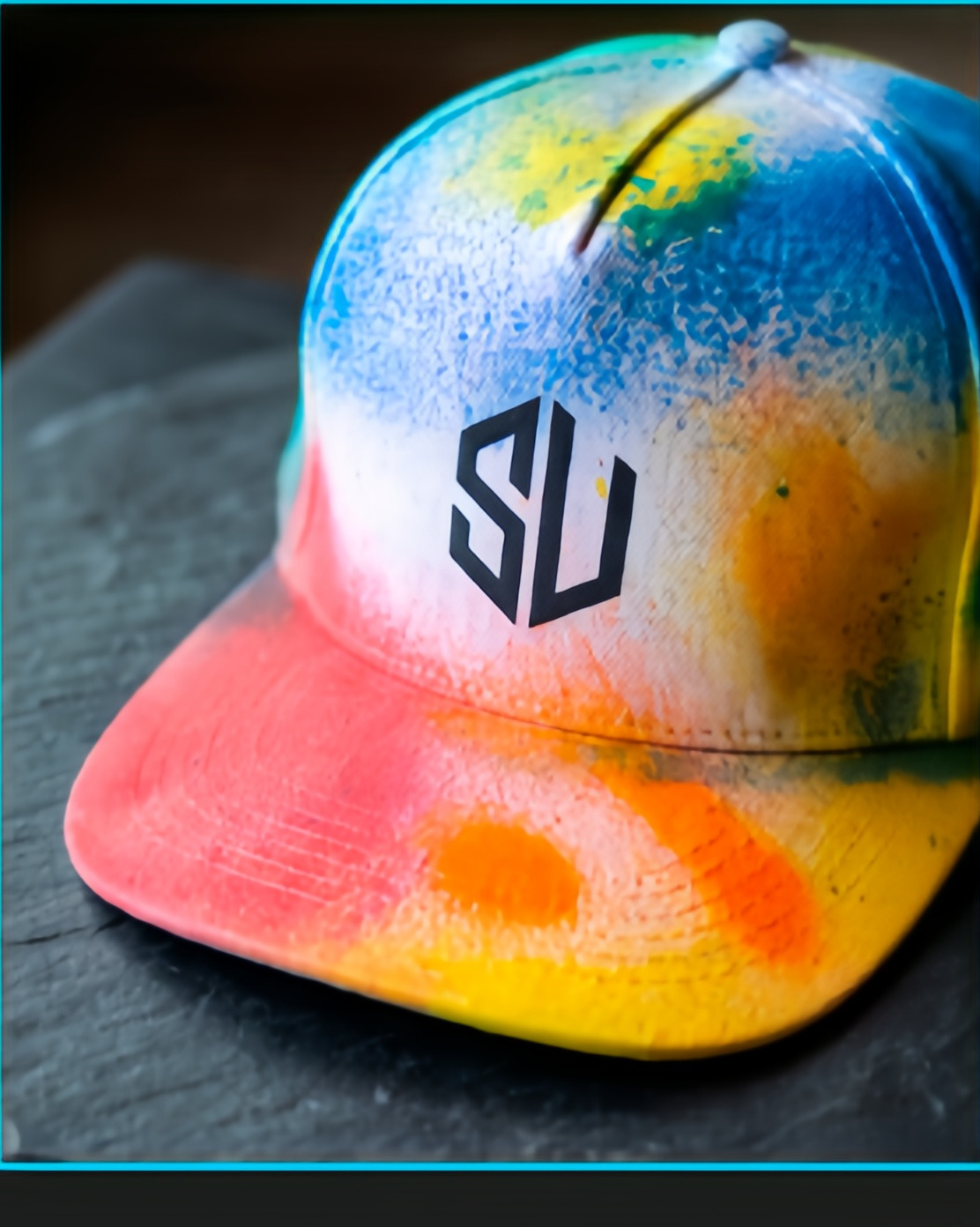 Gorra spray multicolor con logo SU